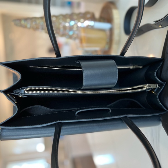 DeMillier London Maxi Montreal Handbag of the British Royals Sold Out - Picture 14 of 15